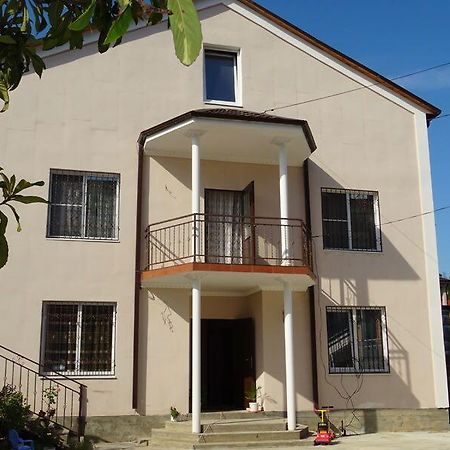 Guest House Nadia Suhumi Exterior foto