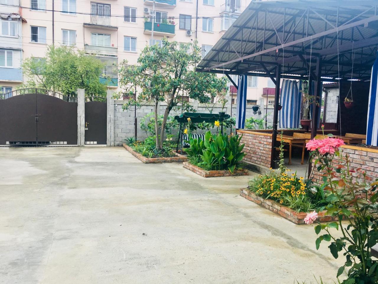 Guest House Nadia Suhumi Exterior foto